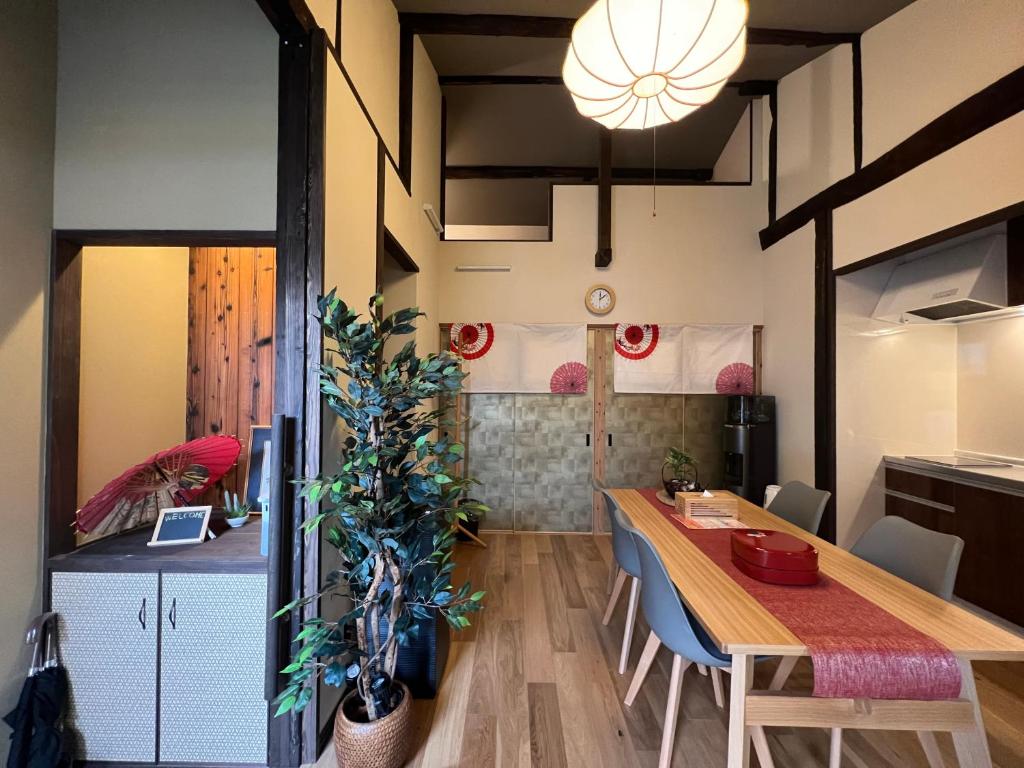 Kuchyň nebo kuchyňský kout v ubytování 至の宿-京都南 Traditional Machiya Guesthouse