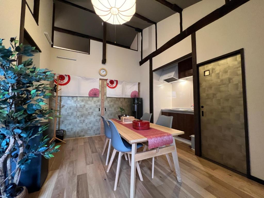 TV a/nebo společenská místnost v ubytování 至の宿-京都南 Traditional Machiya Guesthouse