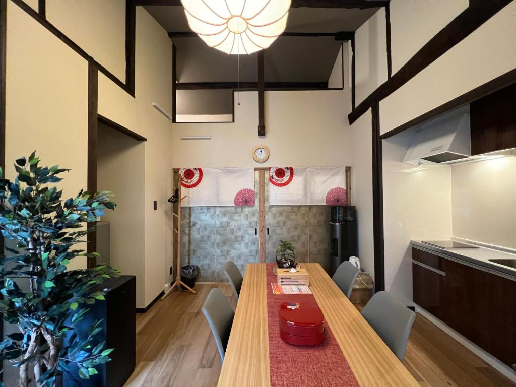 Postel nebo postele na pokoji v ubytování 至の宿-京都南 Traditional Machiya Guesthouse