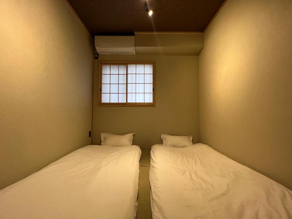 Postel nebo postele na pokoji v ubytování 至の宿-京都南 Traditional Machiya Guesthouse