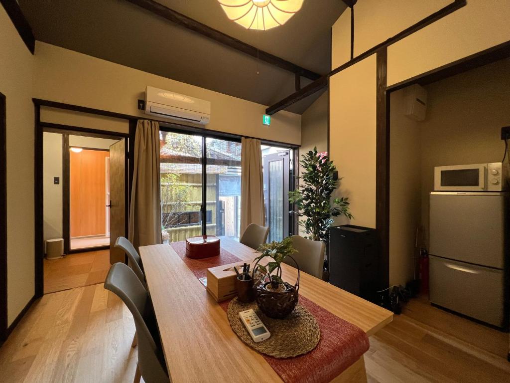 Kuchyň nebo kuchyňský kout v ubytování 至の宿-京都南 Traditional Machiya Guesthouse