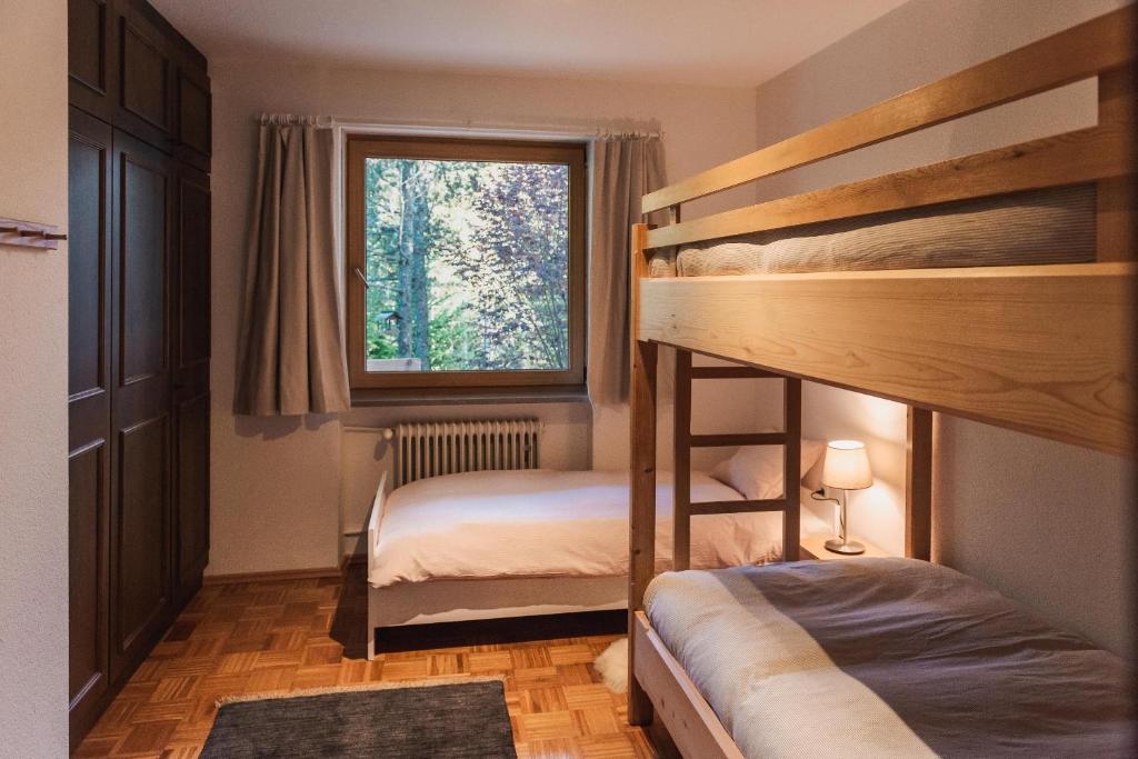 una camera con 2 letti a castello e una finestra di Ferienwohnung Waldgarten a Leiten