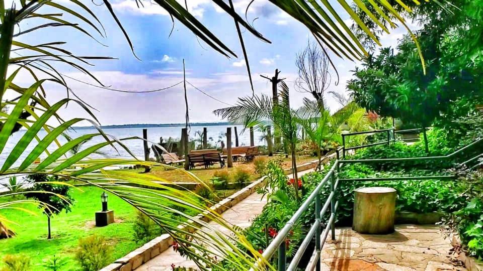 einen Garten mit Meerblick in der Unterkunft Gipir and Labongo Safari Lodge Ltd in Pakwach East