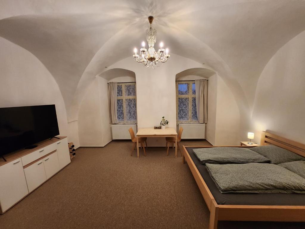 Telewizja i/lub zestaw kina domowego w obiekcie Zámek Ruda nad Moravou