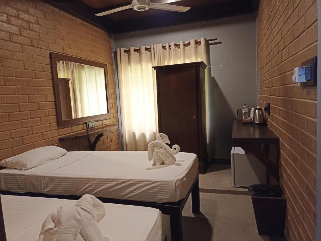 Postel nebo postele na pokoji v ubytování Kaveri Resort Sigiriya