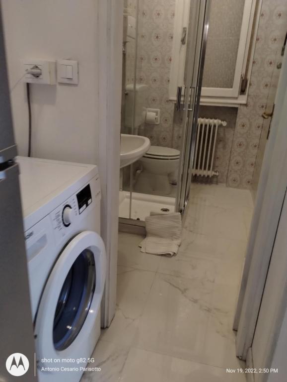 uma máquina de lavar roupa na casa de banho com WC em Appartamento Intero Bilocale Totalmente Arredato A Padova em Pádua