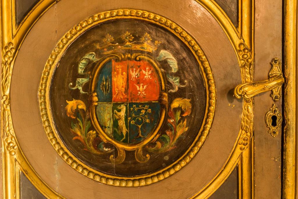 eine goldene Tür mit einem Spiegel darauf in der Unterkunft Martina House in Rom