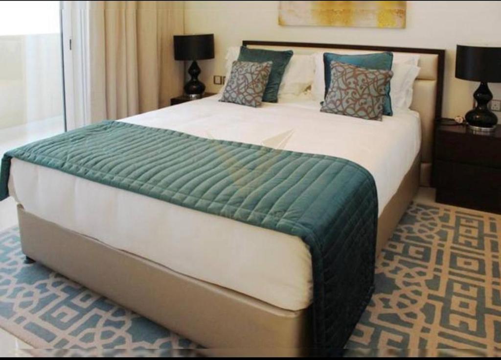 Postel nebo postele na pokoji v ubytování JVC Residence