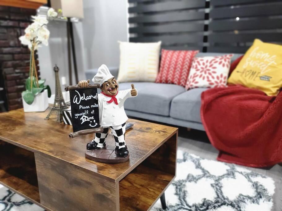 una figurita de un chef en una mesa en una sala de estar en PRIVATE & COMFORTABLE Full house near Royal Alexandra Hospital Stadium Downtown & Mall Access en Edmonton