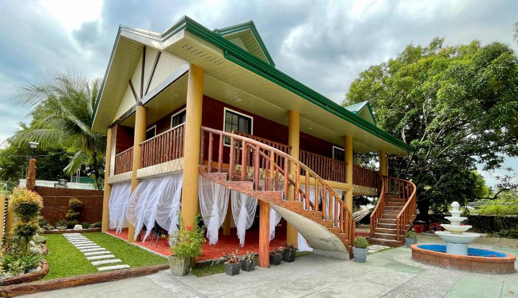 La Famille Guesthouse Pundaquit Mountain view and walking distance to beach