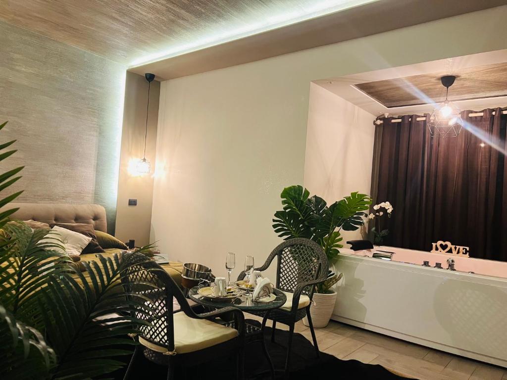 ein Wohnzimmer mit einem Tisch und einer Badewanne in der Unterkunft Love Suite Campobasso in Campobasso