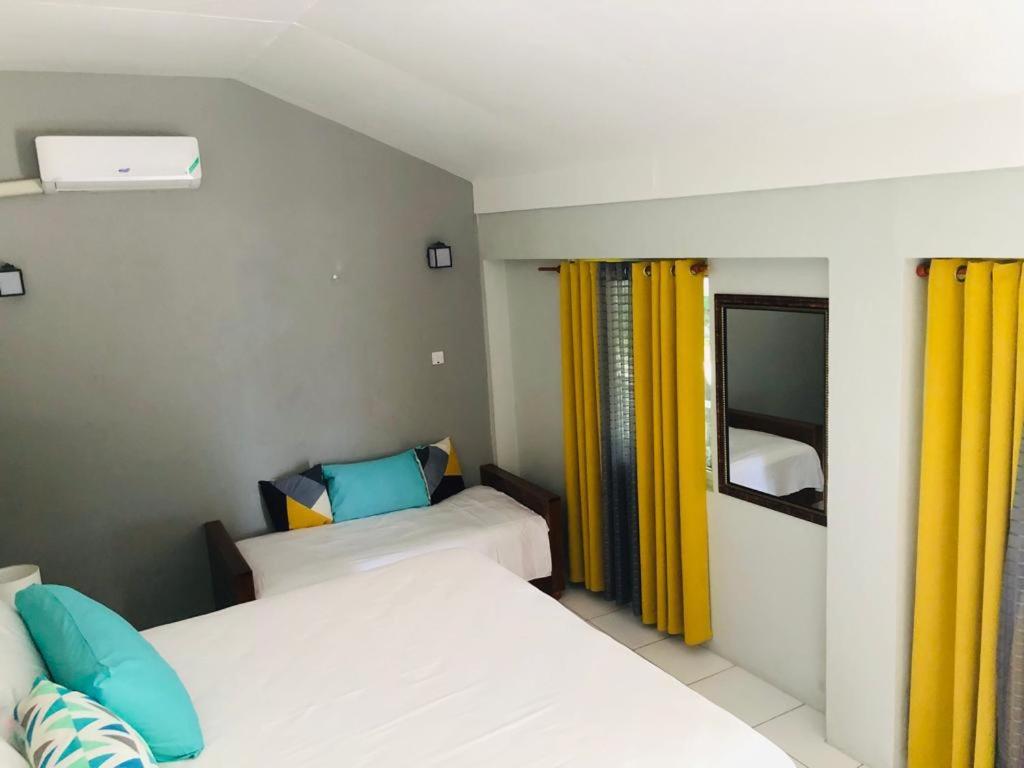 Postel nebo postele na pokoji v ubytování Airport Beach Hotel