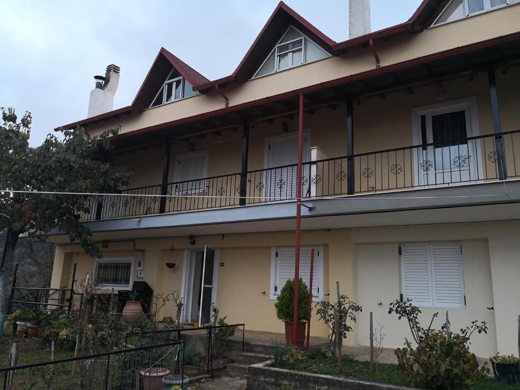 una casa con una línea roja a un lado. en ΚΑΛΟΣΚΟΠΗ Luxury House, en Kaloskopí