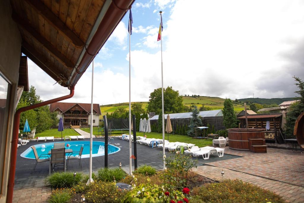 vistas a una piscina en un patio en Pensiunea Sachsenhof, en BÄƒgaciu
