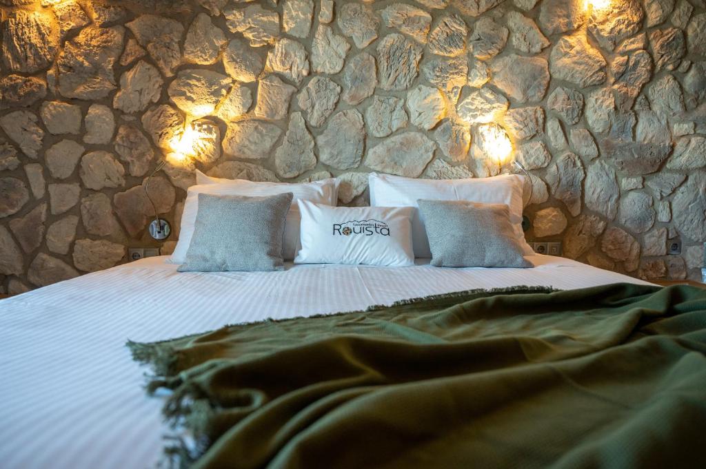 Postel nebo postele na pokoji v ubytování Rouista Tzoumerka Resort