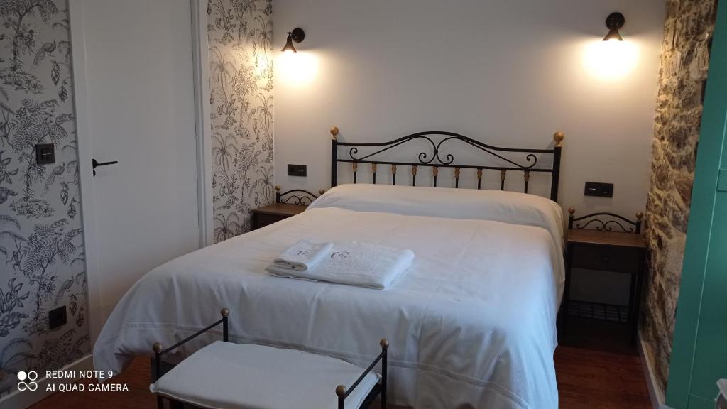 Łóżko lub łóżka w pokoju w obiekcie Casa el rey 12 - Apartamentos Buenos Aires y Figueras AR-1419-AS