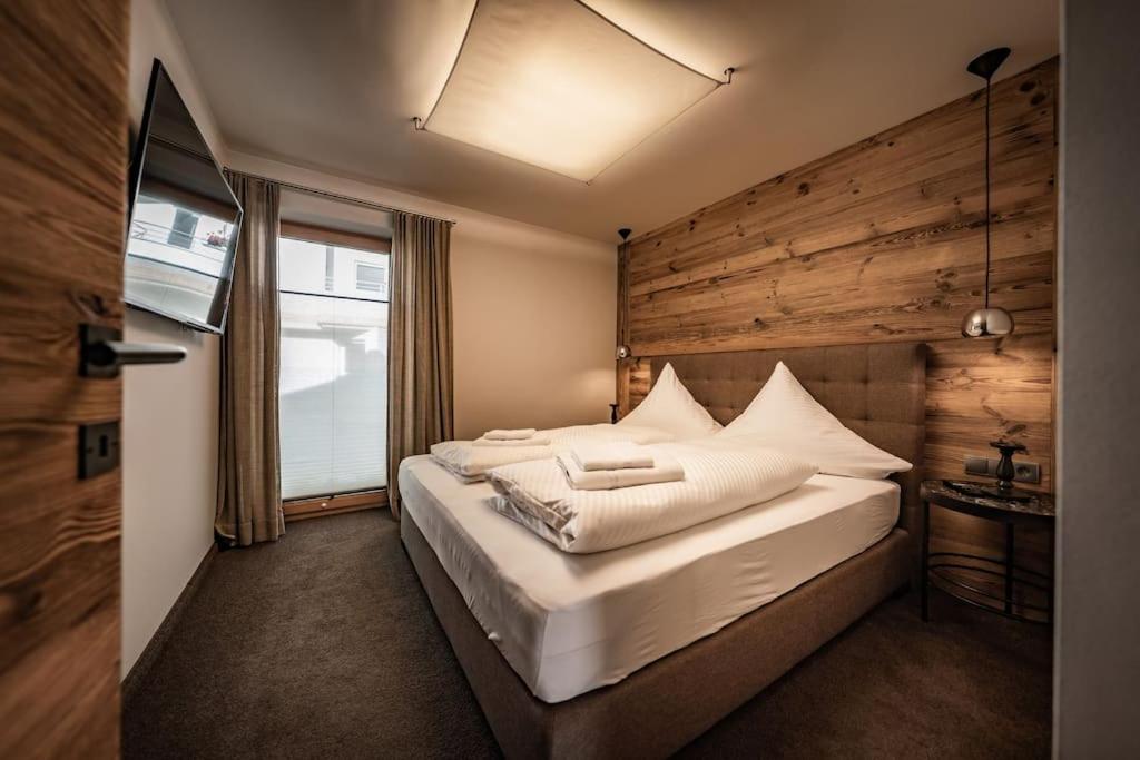 Postel nebo postele na pokoji v ubytování Cozy Loft in the Alps of Zillertal