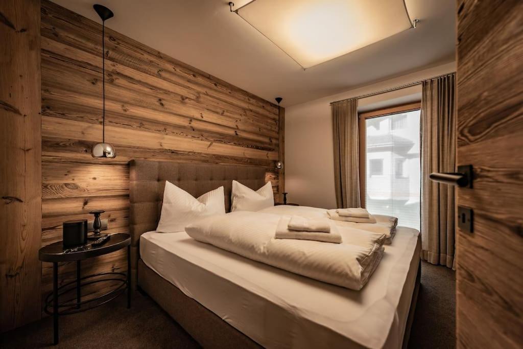 Postel nebo postele na pokoji v ubytování Cozy Loft in the Alps of Zillertal