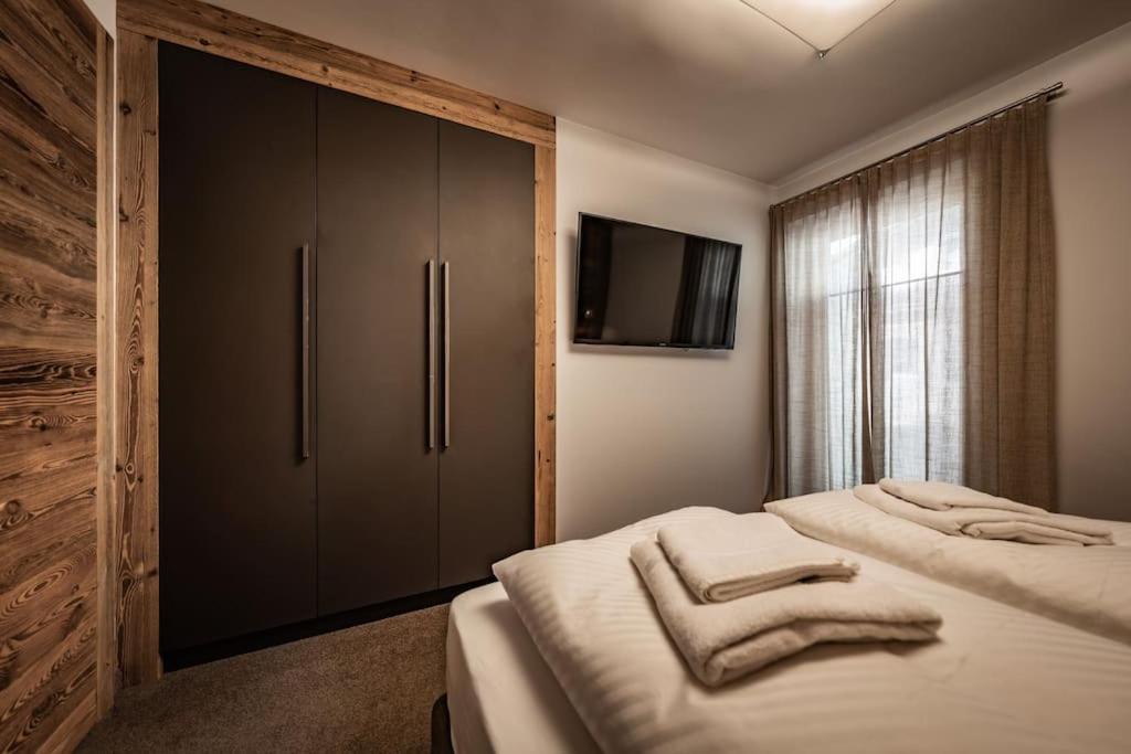 Postel nebo postele na pokoji v ubytování Cozy Loft in the Alps of Zillertal