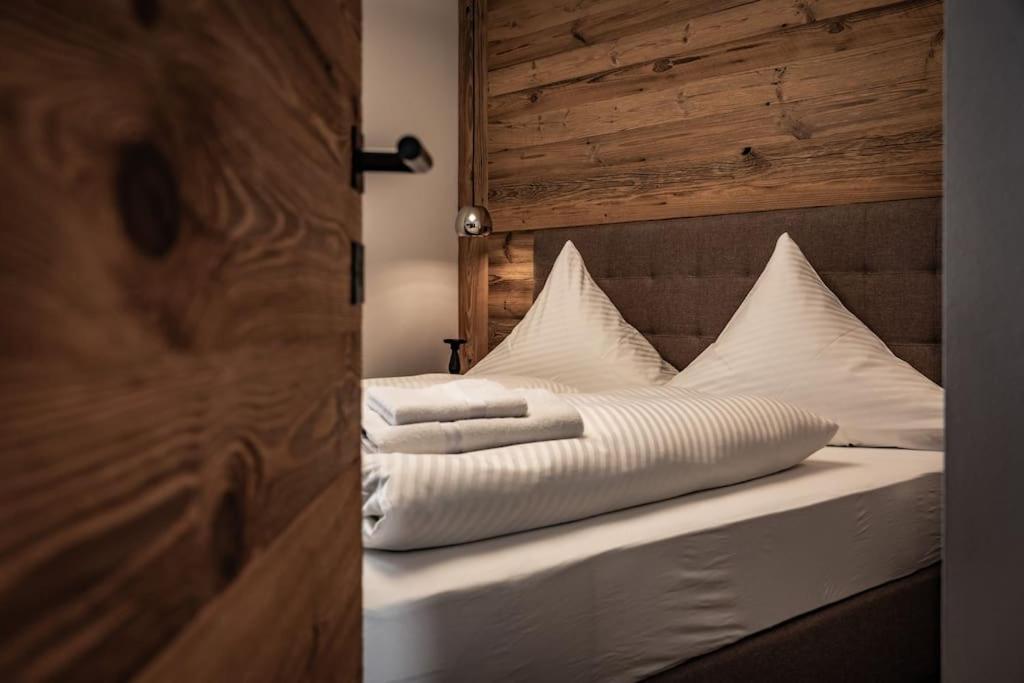 Postel nebo postele na pokoji v ubytování Cozy Loft in the Alps of Zillertal