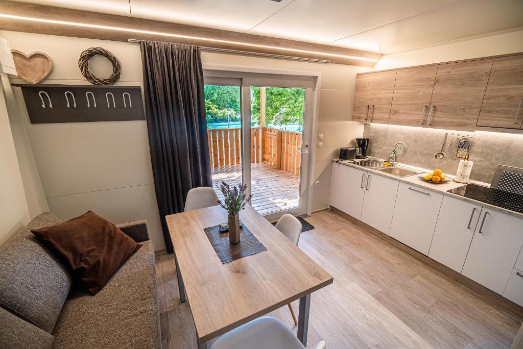 Kuchyň nebo kuchyňský kout v ubytování Premium Mobile Tree House with Thermal Riviera Tickets