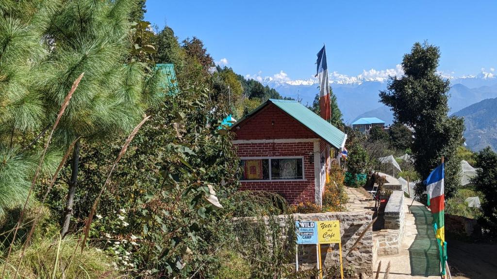 un piccolo edificio sul fianco di una montagna di Wild Himalaya Glamping Camp a Nārkanda