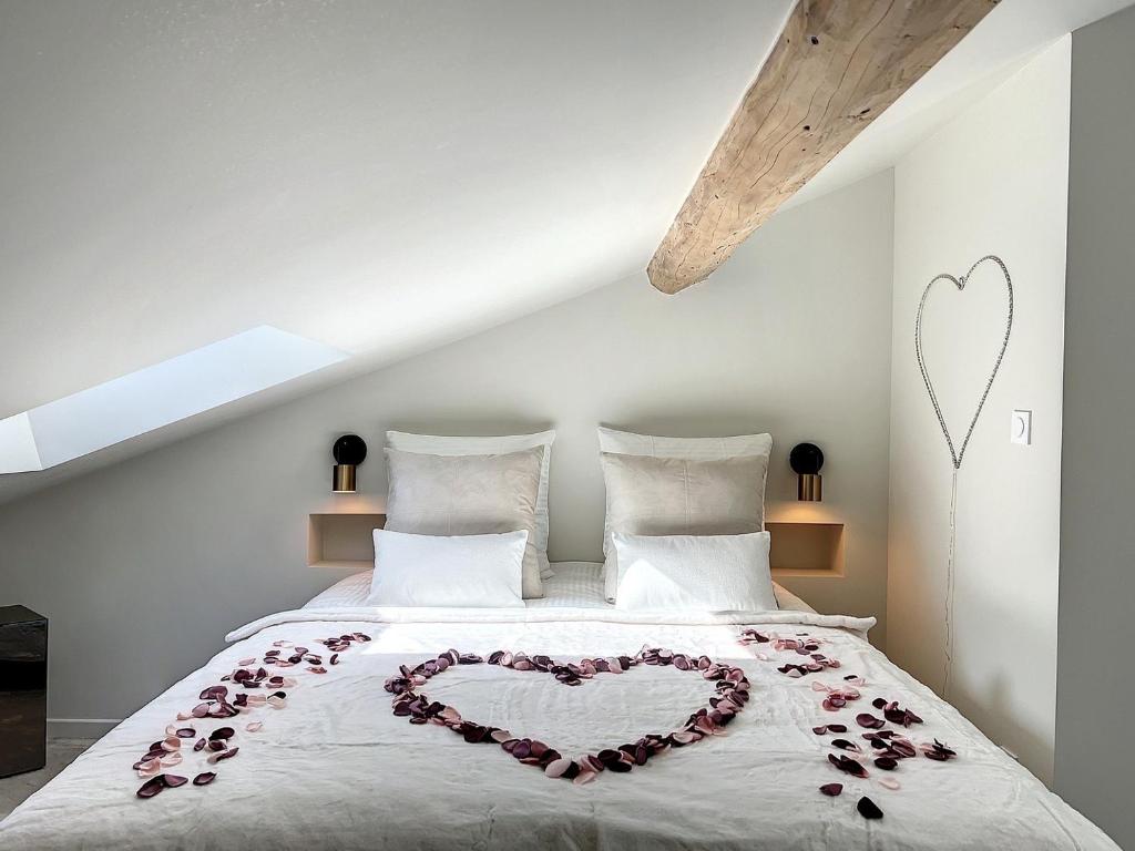 Postel nebo postele na pokoji v ubytování Cocon Blanc câlin avec Jacuzzi privatif - LoveRoom Insolite