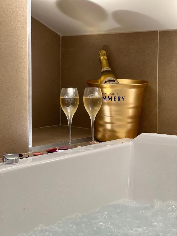 Fotografie z fotogalerie ubytování Cocon Blanc câlin avec Jacuzzi privatif - LoveRoom Insolite v destinaci Saint-Étienne