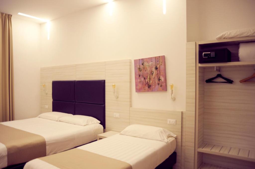 Łóżko lub łóżka w pokoju w obiekcie Hotel Fioralba