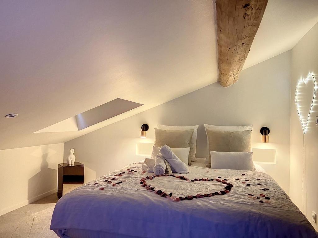 Postel nebo postele na pokoji v ubytování Cocon Blanc câlin avec Jacuzzi privatif - LoveRoom Insolite