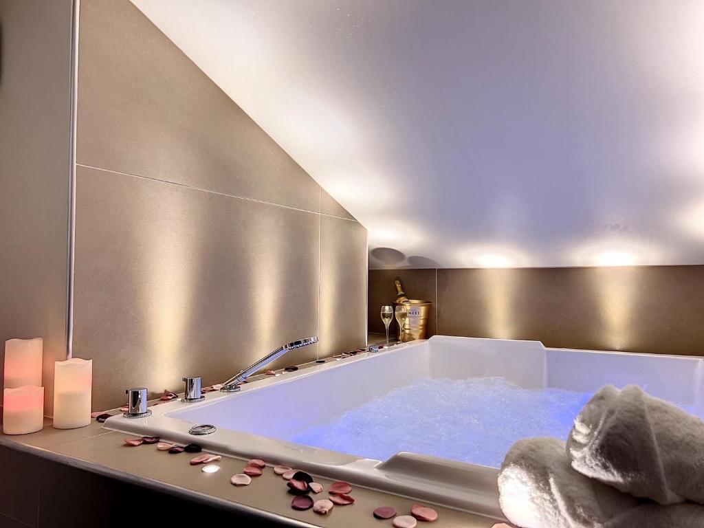 Postel nebo postele na pokoji v ubytování Cocon Blanc câlin avec Jacuzzi privatif - LoveRoom Insolite