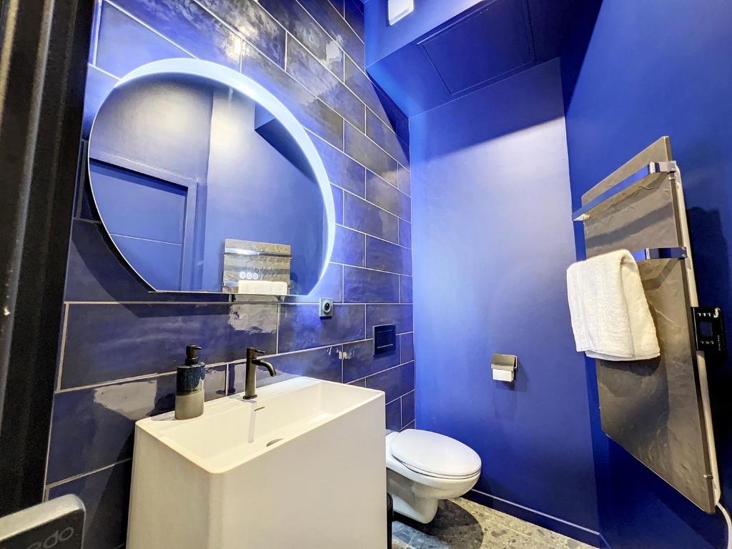 Koupelna v ubytování Cocon Blanc câlin avec Jacuzzi privatif - LoveRoom Insolite