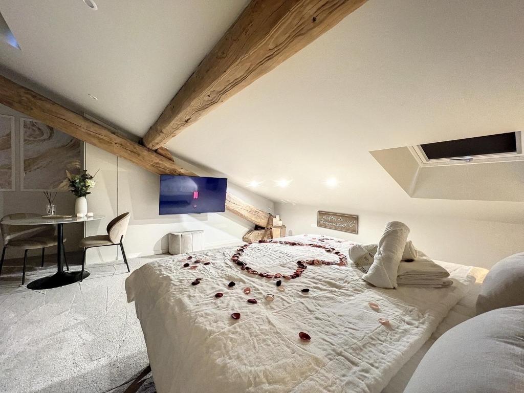 Postel nebo postele na pokoji v ubytování Cocon Blanc câlin avec Jacuzzi privatif - LoveRoom Insolite