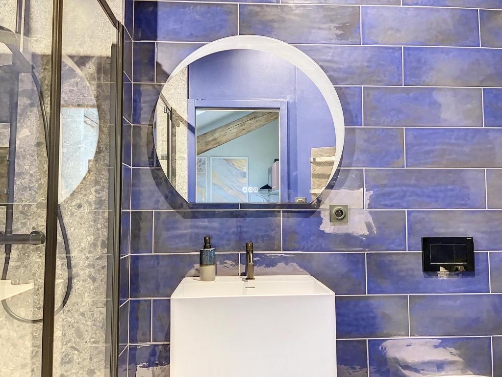 Koupelna v ubytování Cocon Blanc câlin avec Jacuzzi privatif - LoveRoom Insolite