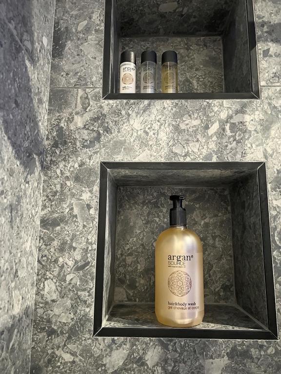 Fotografie z fotogalerie ubytování Cocon Blanc câlin avec Jacuzzi privatif - LoveRoom Insolite v destinaci Saint-Étienne
