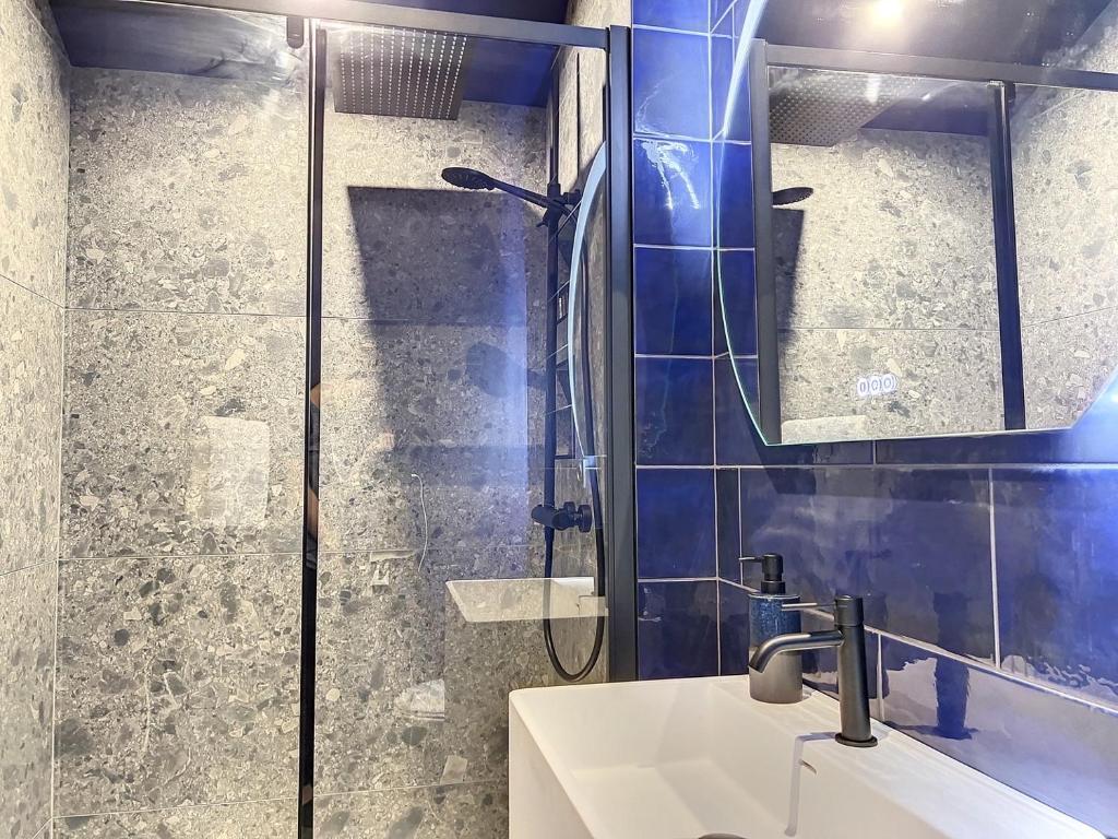 Koupelna v ubytování Cocon Blanc câlin avec Jacuzzi privatif - LoveRoom Insolite