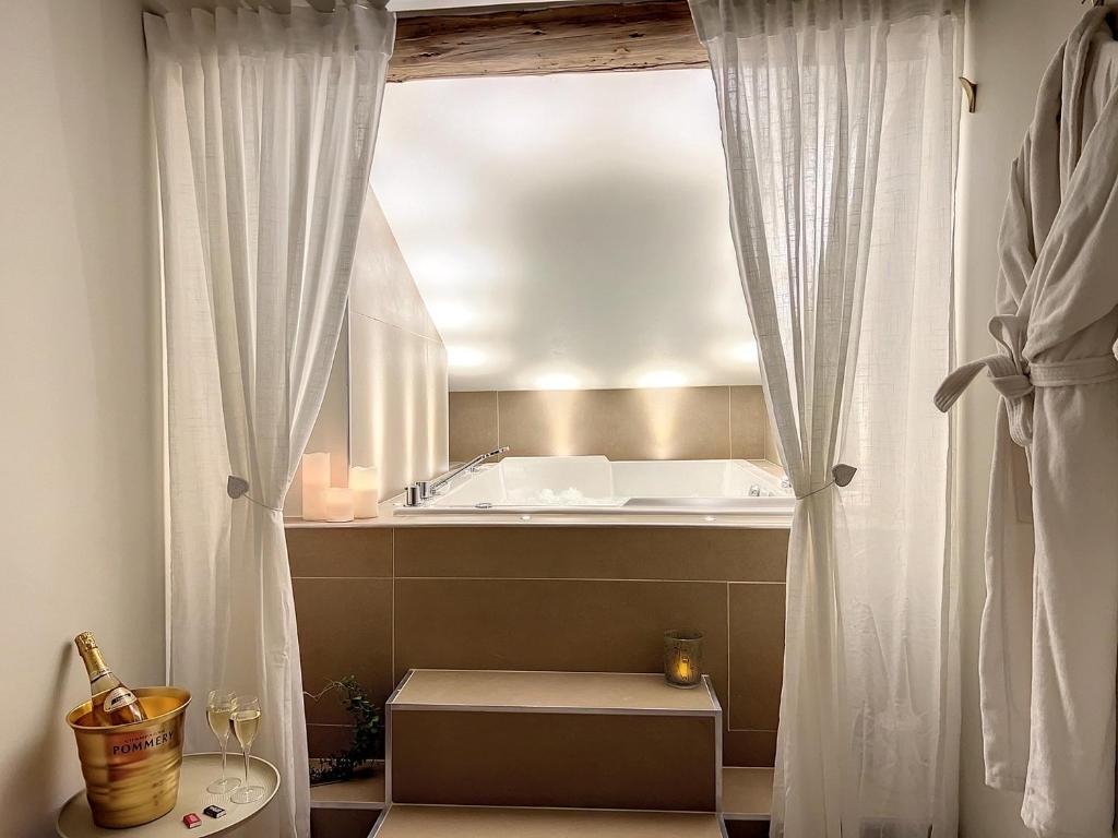 Postel nebo postele na pokoji v ubytování Cocon Blanc câlin avec Jacuzzi privatif - LoveRoom Insolite