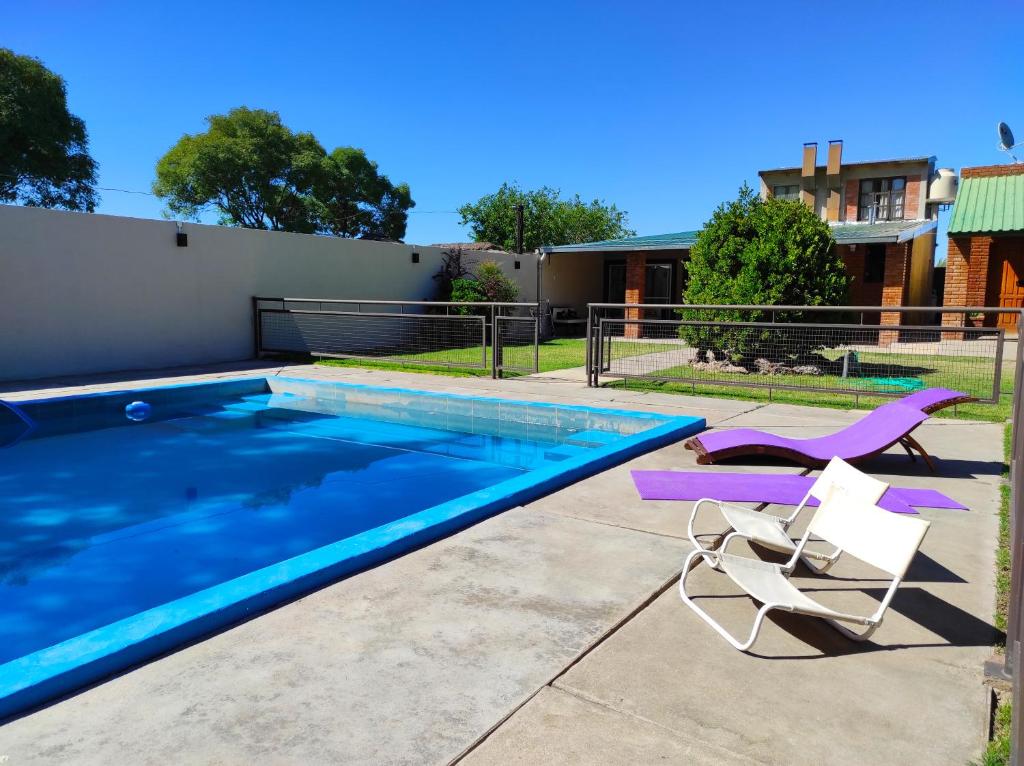 una piscina con 2 tumbonas junto a ella en Casona Alma en Calma San Rafael en San Rafael
