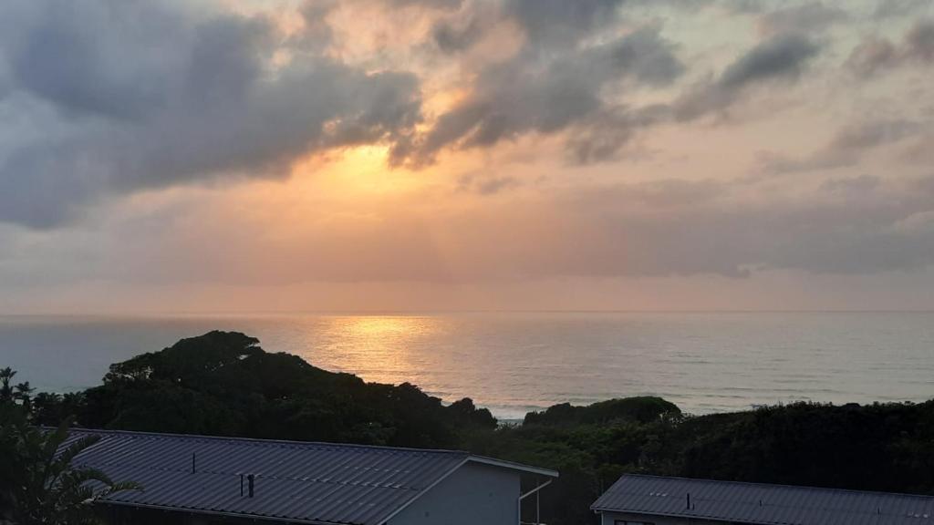 uma vista para o oceano com um céu nublado em Alpero Umtentweni em Port Shepstone