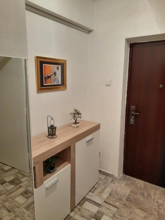 a room with a wooden counter and a door at Kineski zid in Zenica