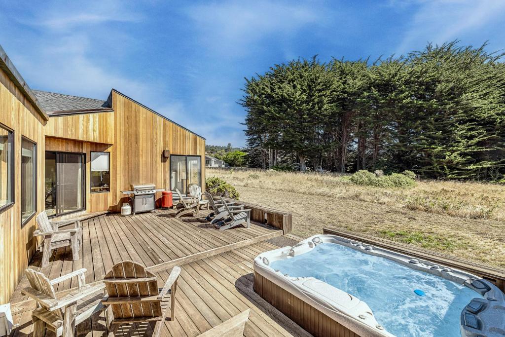une terrasse avec un bain à remous au-dessus d'une maison dans l'établissement Urban Escape Compound, à Sea Ranch