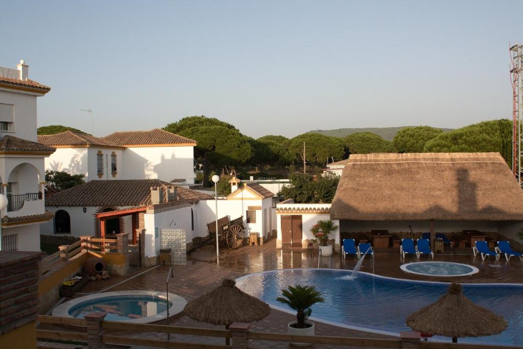 een uitzicht op een resort met een zwembad bij Hostal Los Pinos in Zahora