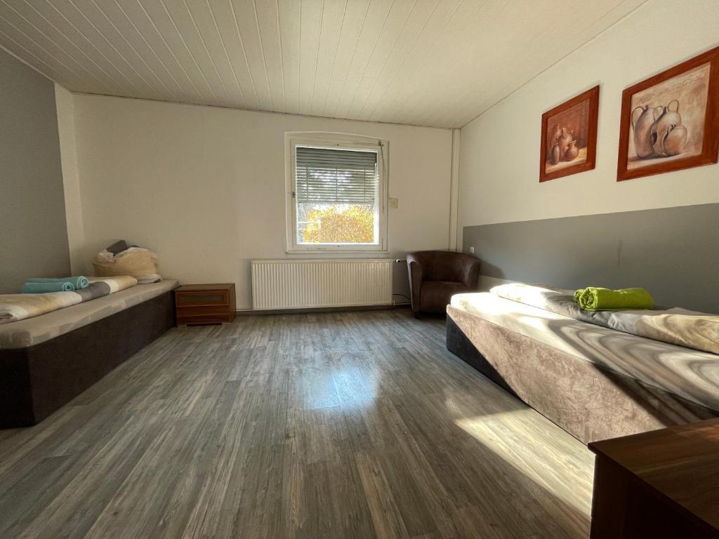Großes Zimmer mit 2 Betten und einem Fenster in der Unterkunft Pension Paladi in Lauta
