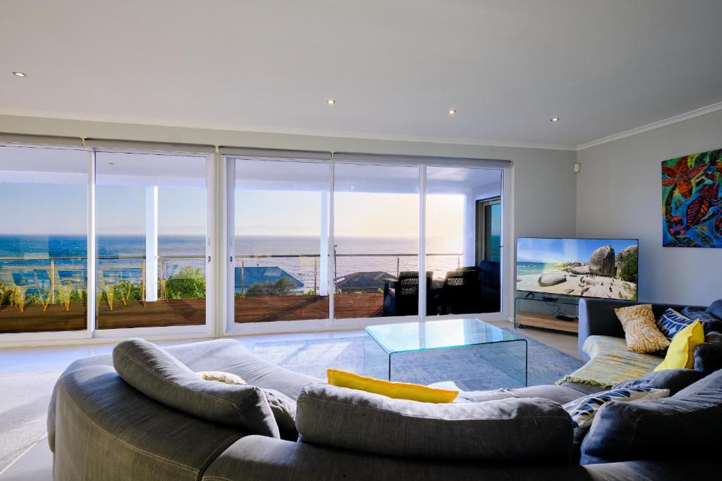 uma sala de estar com dois sofás e vista para o oceano em Bahari Villa em Simonʼs Town