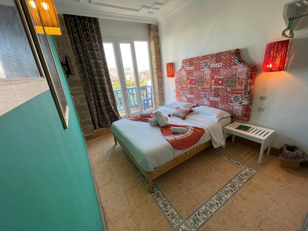 Postel nebo postele na pokoji v ubytování Mama Souiri Hotel