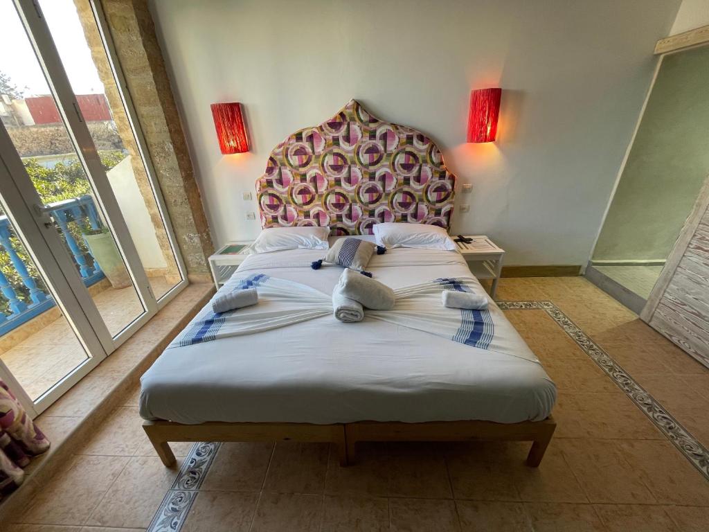 Postel nebo postele na pokoji v ubytování Mama Souiri Hotel