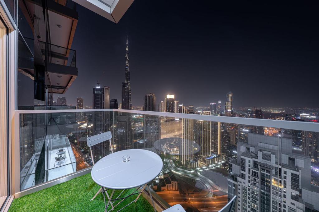 تصویر اتاق‌های Paramount Midtown Deluxe 1 BR Apartment with Full Burj-Khalifa View - تصویر ۲