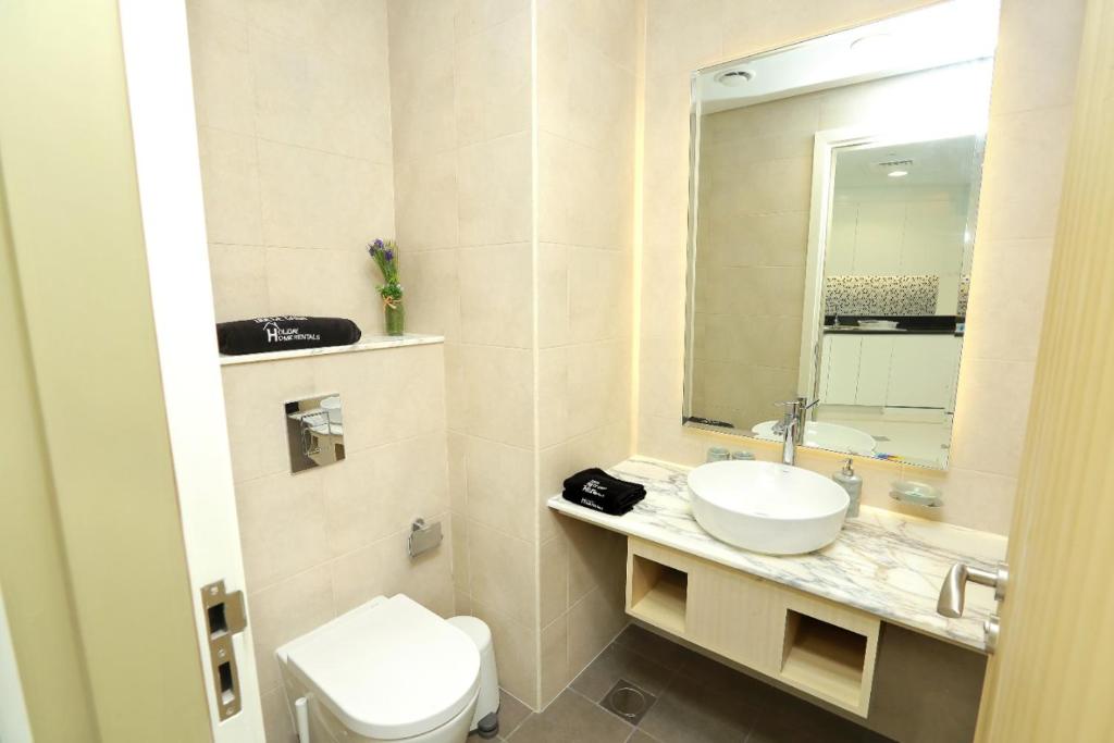 فضای داخلی Paramount Midtown Deluxe 1 BR Apartment with Full Burj-Khalifa View در دبی - تصویر ۳
