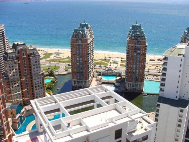 a view of a city with buildings and the ocean at Departamento Alto Libertad Meseta Coraceros in Viña del Mar