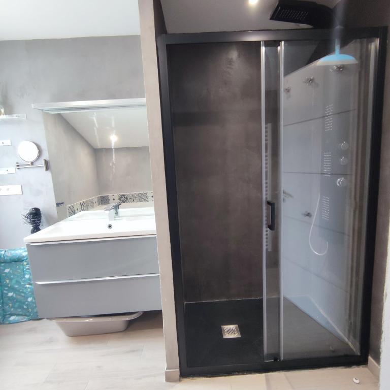 W łazience znajduje się prysznic, umywalka i wanna. w obiekcie Maison du Maine w mieście Grand-Village-Plage